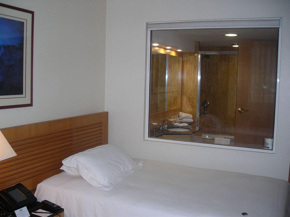 Eurobuilding Hotel & Suites Caracas Exterior foto A room with a see-through shower