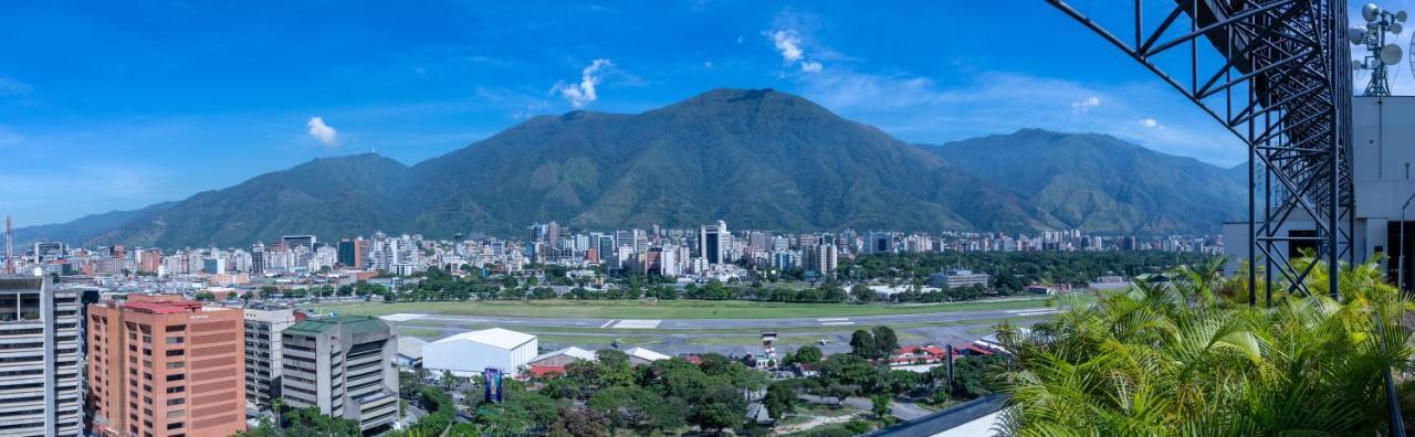 Eurobuilding Hotel & Suites Caracas Exterior foto View of the airport runway