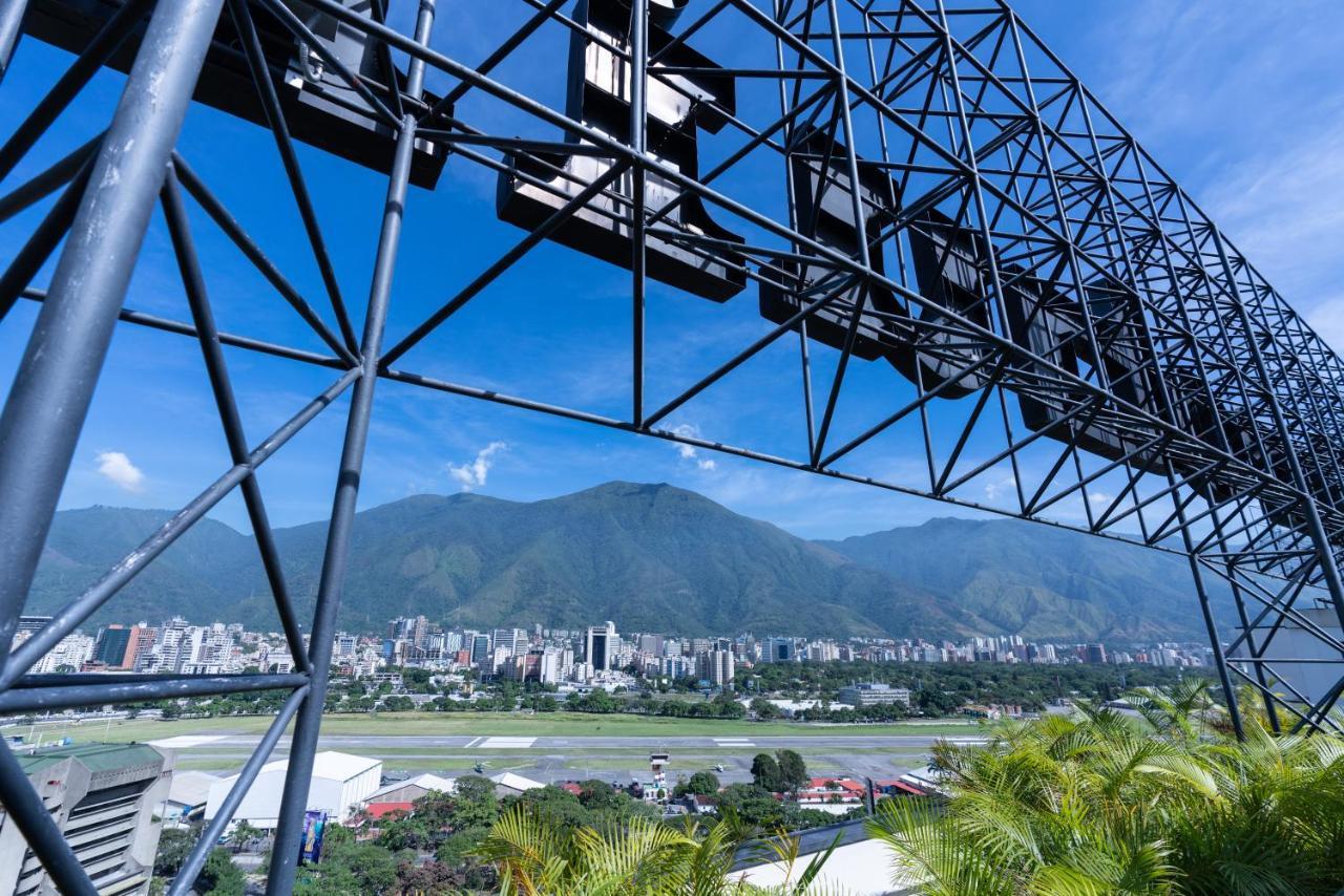 Eurobuilding Hotel & Suites Caracas Exterior foto View of the city from the cable car