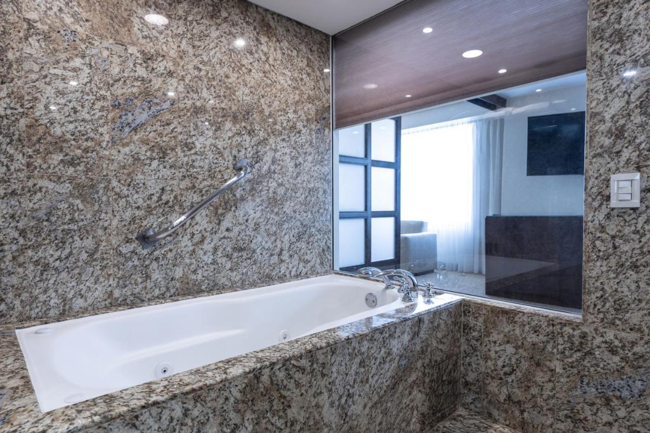 Eurobuilding Hotel & Suites Caracas Exterior foto Granite bathroom