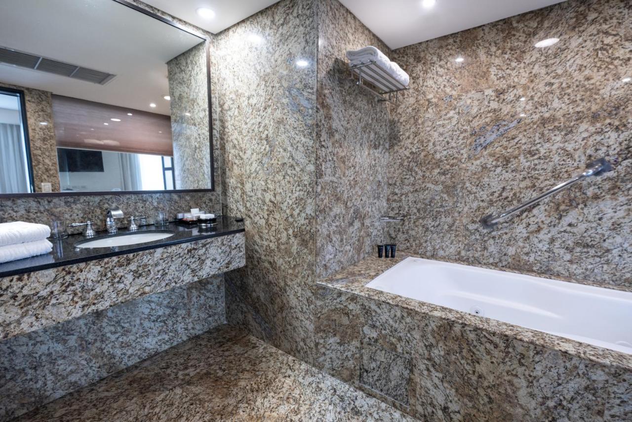 Eurobuilding Hotel & Suites Caracas Exterior foto Granite bathroom