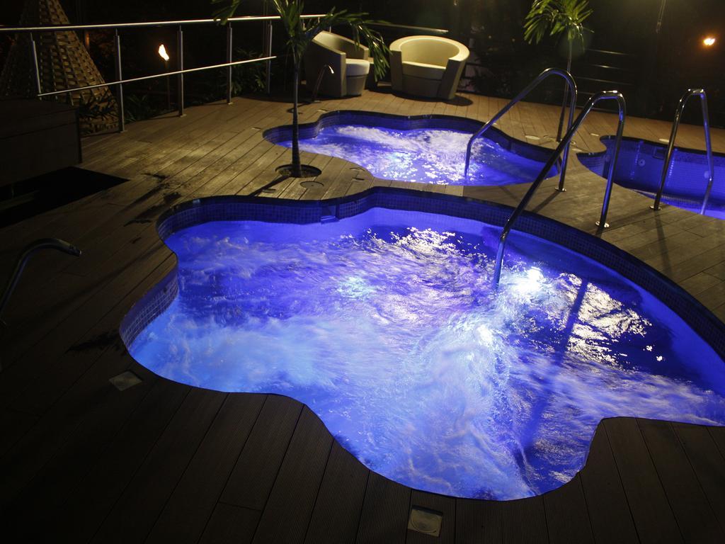 Eurobuilding Hotel & Suites Caracas Exterior foto A rooftop pool at night