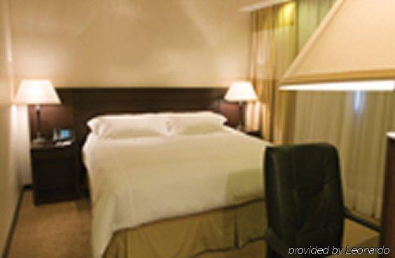 Eurobuilding Hotel & Suites Caracas Cameră foto A room at the hotel
