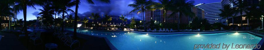 Eurobuilding Hotel & Suites Caracas Facilități foto The pool at the Sheraton Resort at night