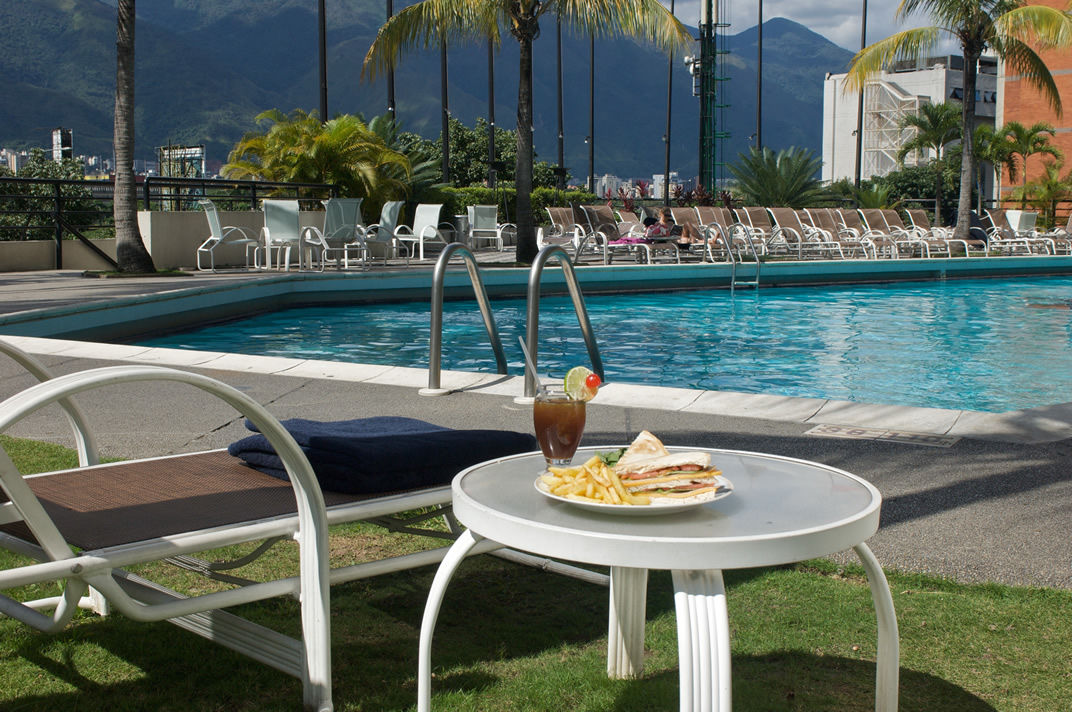 Eurobuilding Hotel & Suites Caracas Exterior foto Hotel's pool